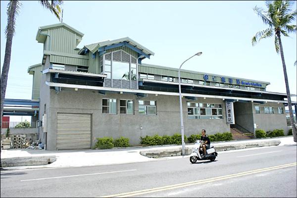 台南最新公園 鐵支路公園 牛稠仔車站 古老月台 戒嚴標語 特色造景 一起來成功里追分吧 Vicky 媽媽的遊樂園
