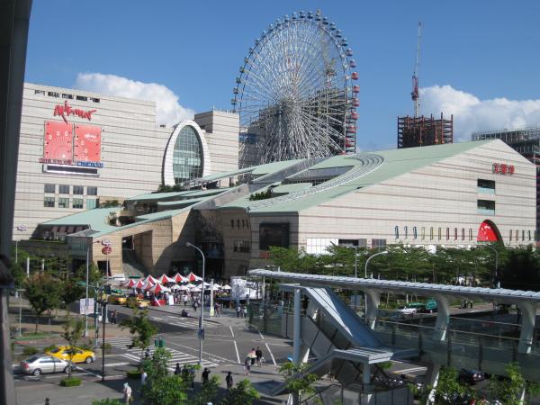 8月13日七夕當天帶著另一半，到美麗華百樂園5樓摩天廣場聽情歌再闖關，就有機會帶手機回家。（記者王蘭英攝）