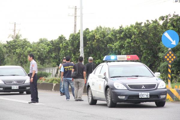 恆春八月九日肇逃事件，上午警方與嫌犯至車禍現場指認。（記者陳彥廷攝）