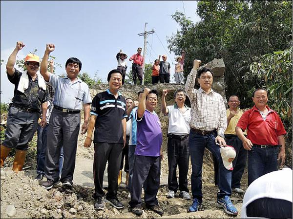 林內鄉連絡湖本、坪頂村的產業道路，在康芮颱風來襲時塌陷，修復相關單位踢皮球，農民高喊「我要生存，還我道路」。（記者黃淑莉攝）