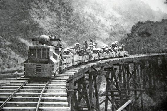 八仙山曾為台灣三大林場之一，現仍可見伐木產業遺跡，圖為早年運材車，亦兼具人員運輸功能。（東勢林管處提供／記者張瑞楨翻攝）