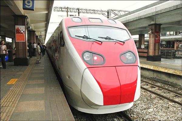 台鐵新購傾斜式自強號列車「普悠瑪號」，即日起再新增兩組列車加入營運。（記者王錦義攝）