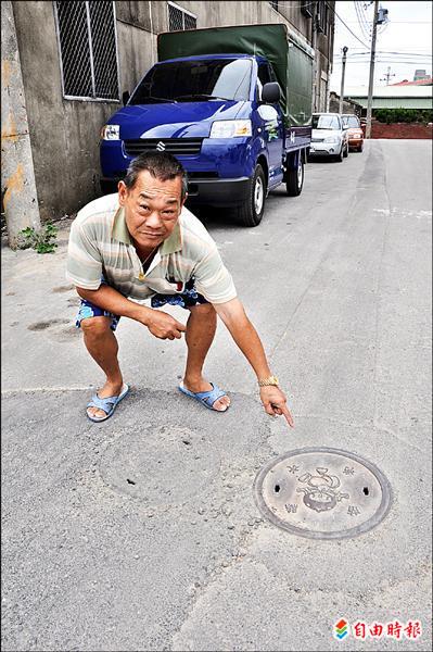 陳忠榮批評縣府沒有經過他同意，就在他持有的道路土地挖掘埋管。（記者彭健禮攝）