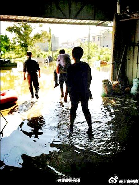 網友拍下中國官員要人揹過水的畫面。（取自網路）