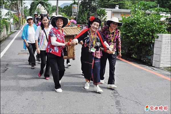 富里鄉平埔協會昨辦大庄西拉雅平埔文化節，阿立祖坐轎子遊街「遶境」，地方有耆老認為背離傳統，但協會自認「這是創新」！（記者花孟璟攝）