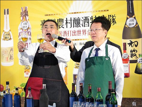 「釀製熟成的酒經雙手搓揉會留下榖香」。國立高雄餐飲大學助理教授陳千浩（左）29日傳授辨識酒類品質的方法，並籲政府訂定釀製酒檢驗標準。（中央社）