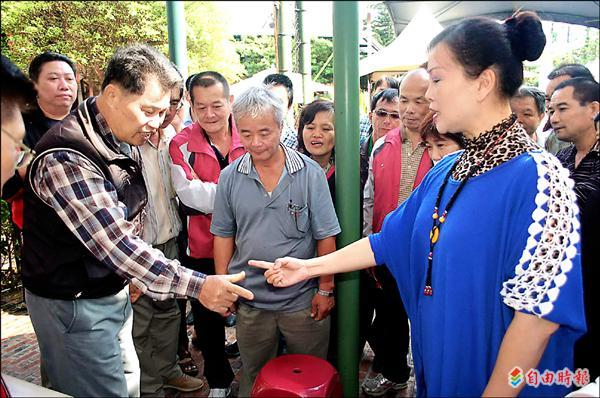 活動重頭戲台灣酒拳王爭霸賽，女性選手（右）划起酒拳巾幗不讓鬚眉。（記者江志雄攝）