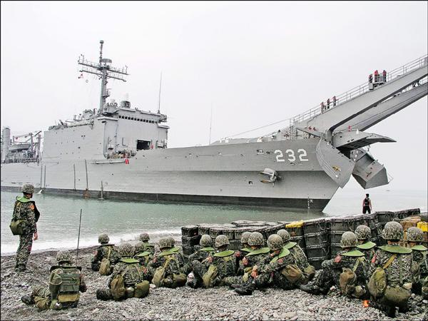 政府今天將出動海軍「中和」號登陸艦載運約八百餘噸物資前往菲律賓。（資料照）