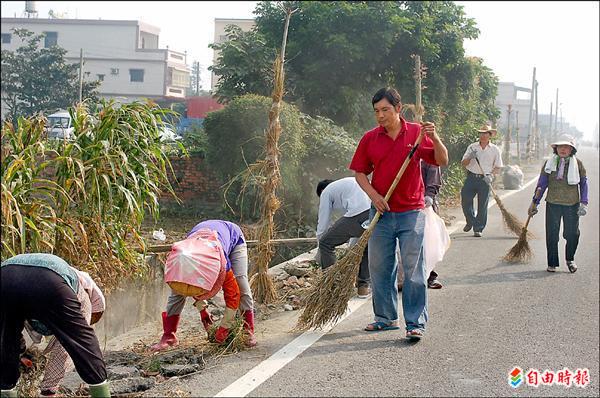 洗刷全國最髒鄉鎮惡名，台塑與麥寮鄉民動員打掃道路，維護清淨家園。（記者林國賢攝）