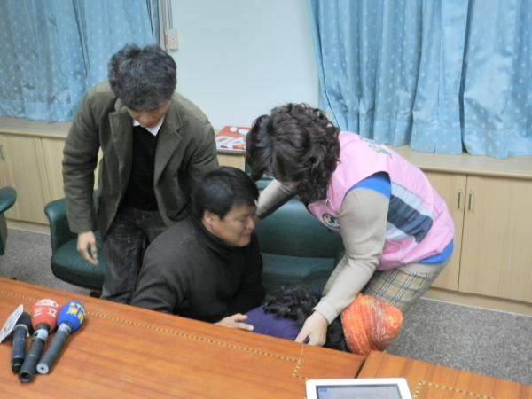 陳昆賢夫婦（中間兩人）當場向縣議員蔡秋敏（右）下跪，對造成她的困擾表示抱歉。（記者鄭旭凱攝）