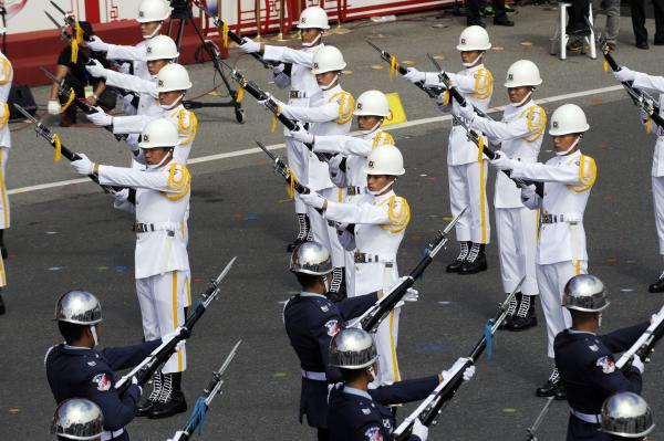 三軍儀隊寒冬彩排 燈架驚現蜘蛛人 - 生活 - 自由時報電子報