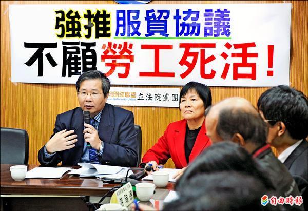 台聯立委許忠信（左一）、葉津鈴（左二）昨日邀行政部門專案報告「服貿協議對我國總體經濟及產業之影響評估」，列席的勞委會副主委郝鳳鳴坦言服貿對就業市場的影響評估報告，至今尚未出爐。（記者羅沛德攝）