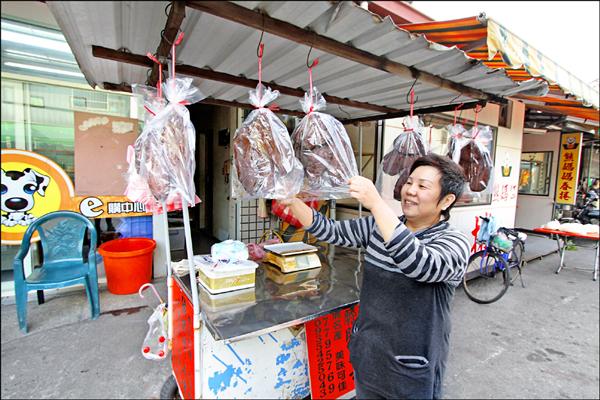 客庄年菜「豬膽肝」上市，今年不少消費者因烏魚子價格飆漲，轉而選購被譽為「客家烏魚子」的豬膽肝。（記者邱芷柔攝）