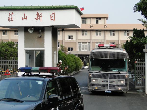 台南軍事監獄64位受刑人在大批警車戒護下，分乘兩部大型警備車移轉至台南監獄和台南看守所。（記者黃博郎攝）