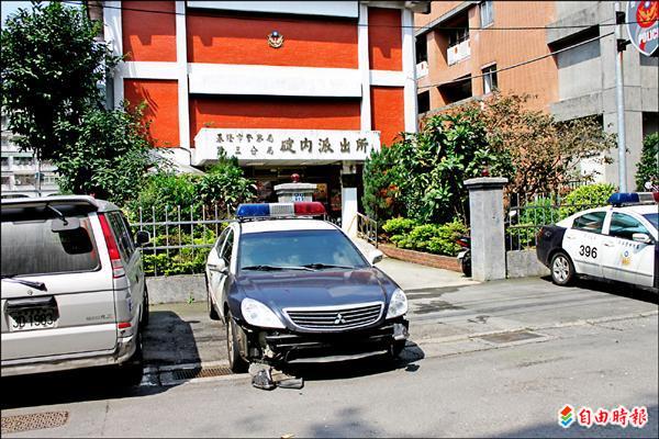 毒品通緝犯李健維，駕車衝撞警車，導致警車車頭保險桿整片掉落。（資料照，記者吳昇儒攝）