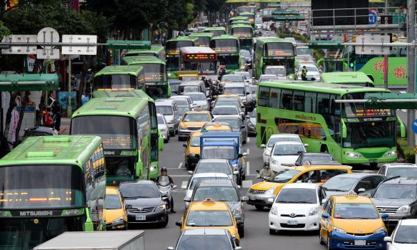 小年夜返鄉 9點過後現車潮 - 生活 - 自由時報電子報