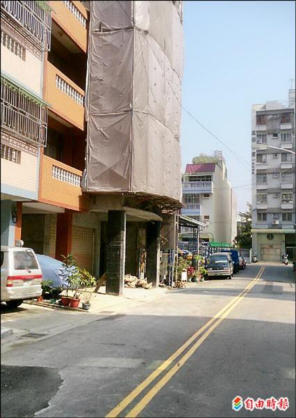 潭子區甘蔗崙重劃區勝利十一街興建中的新建物比舊建物凸出二公尺，引起周邊居民不解，為什麼舊建物得退縮二公尺，新建物不用？（記者謝鳳秋攝）