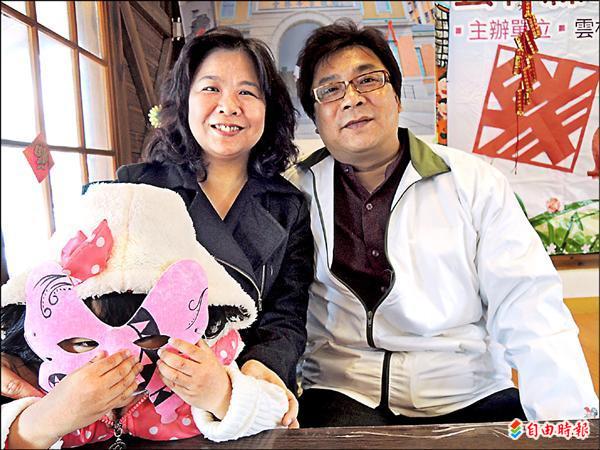 劉豐蒼與妻子蔡淑貞3年來擔任雲林家扶中心的寄養家庭，樂於付出的精神讓人感動。（記者廖淑玲攝）