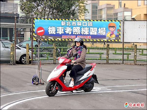 機車騎士以後要先上駕訓班才能考照，交通部為遏止「先上路再學車」，推動機車駕訓作業，準騎士先參加三天以上課程才能考照。圖為監理所練習場，方便民眾練習。（資料照，記者郭顏慧攝）