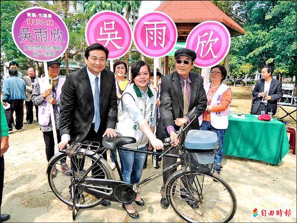 立委陳唐山（前右）送一輛老鐵馬給吳雨欣（前中），鼓勵她把東區騎透透，也力挺議員王定宇（前左）轉戰立委。（記者王俊忠攝）