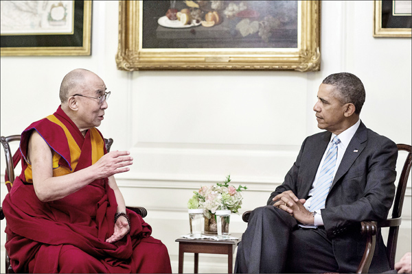 美國總統歐巴馬（右）21日在白宮地圖室會晤西藏流亡精神領袖達賴喇嘛，西藏流亡政府總理洛桑桑蓋表示，這次會晤意義重大，傳達出強烈訊息：美國聽見藏人的聲音。（歐新社）