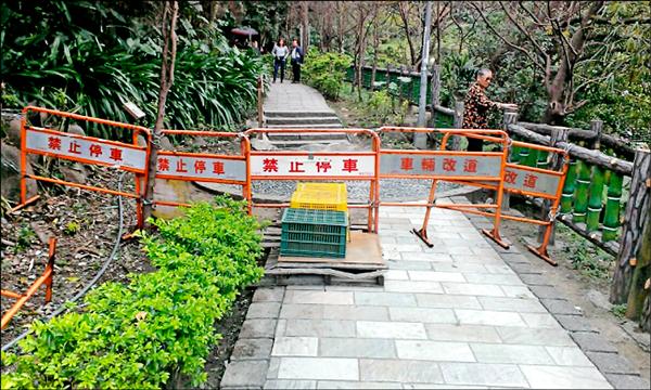 台北市議員簡余晏接獲山友投訴，二十六日到圓山風景區運動，發現入口處被柵欄、鐵鍊圍住。（市議員簡余晏辦公室提供）