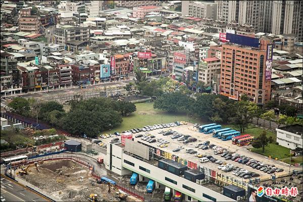 新板特區大台北新劇院案工程延宕多年，上萬坪精華土地淪為停車場，民代呼籲中央加快審查腳步。（記者郭顏慧攝）