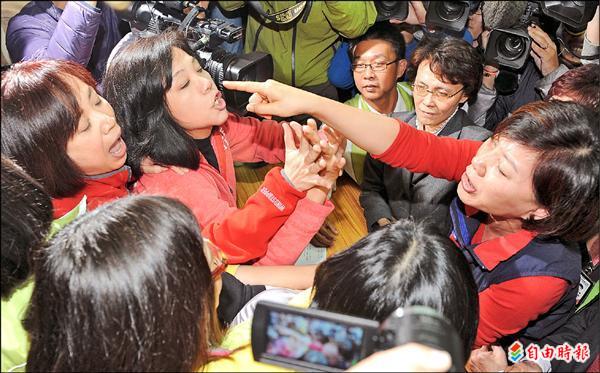 立法院聯席會昨日審查服貿協議，國民黨立委陳淑慧（右）與民進黨立委葉宜津（左二）、何欣純（左一）等相互叫陣，眾女將吵成一團。（記者王敏為攝）