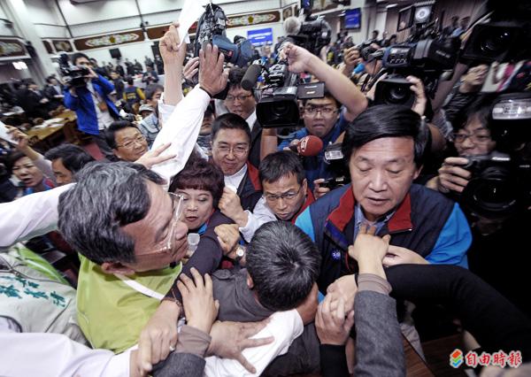 立法院昨排定審議兩岸服務貿易協議，會議一開始，國民黨向主席提交議事錄瑕疵提案，藍綠立委在主席台前再度推擠拉扯、相互叫罵。（記者劉信德攝）