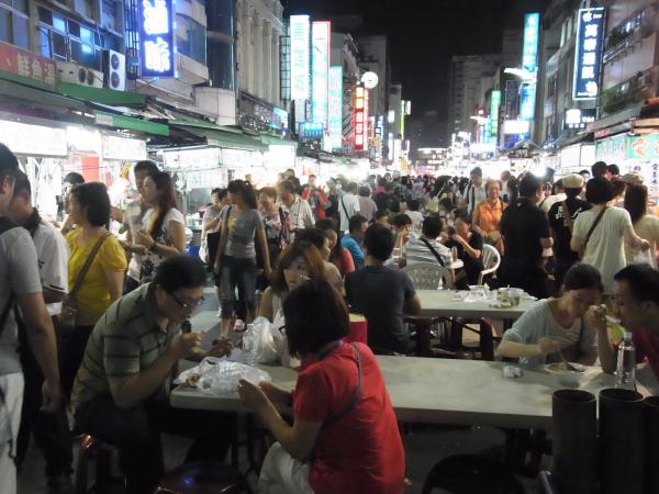 高雄六合夜市陳姓女攤販，插入插頭用電時，因路燈漏電電擊，導致腦部受損、失智，憤而請求國家賠償，高雄地院認定市府養工處疏於維護有，判決賠償128萬元。（資料照）
