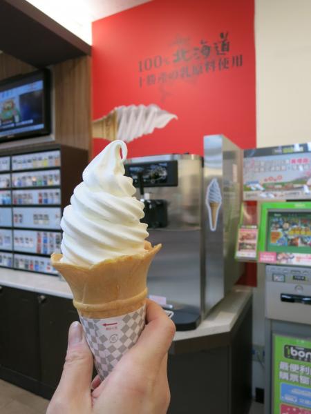 7-ELEVEn的「牛奶霜淇淋」熱量約250大卡，高於其他市售霜淇淋。（資料照，記者陳慰慈攝）