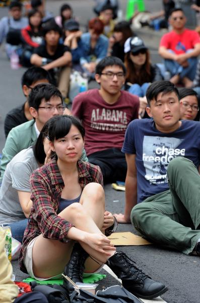 太陽花學運占領立法院議場活動持續抗爭，堅持了14天的學生們，繼續上著街頭民主課。（記者劉信德攝）