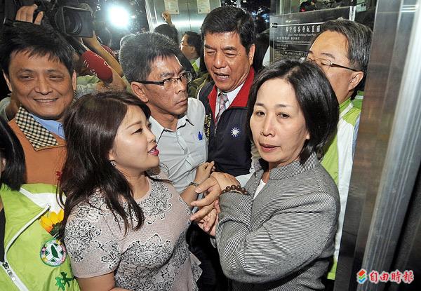 因卅秒送出服貿協議引爆學潮的國民黨立委張慶忠（右三），昨又排審服貿協議，並和國民黨立委張嘉郡（左二）等企圖上樓進會議室開會，但被民進黨立委吳秉叡（右一）、薛凌（右二）、楊曜（左三）及台聯立委賴振昌（左一）堵在電梯口，在數波推擠和口角後，張慶忠等人被迫撤退。（記者方賓照攝）