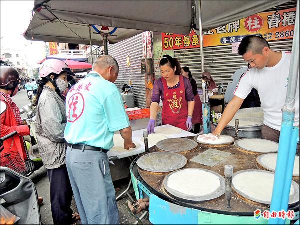 客人絡繹不絕買春捲皮。（記者王善嬿攝）