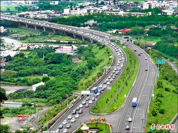 國五北上路段（左）昨日午後出現壅塞狀況。（記者王揚宇攝）