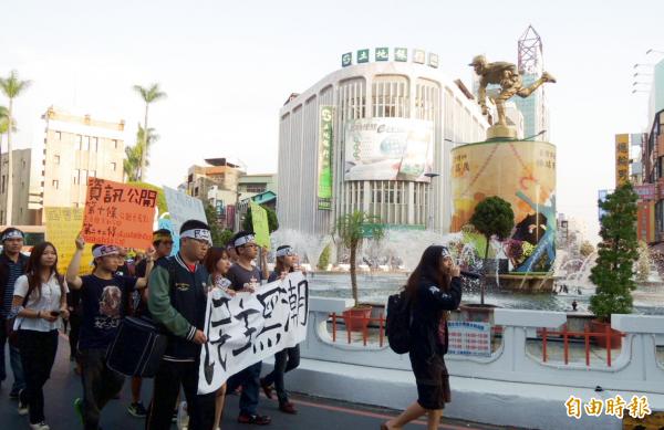 民主黑潮學生聯盟在嘉義市遊街，繞行象徵民主的中央噴水池。（記者余雪蘭攝）