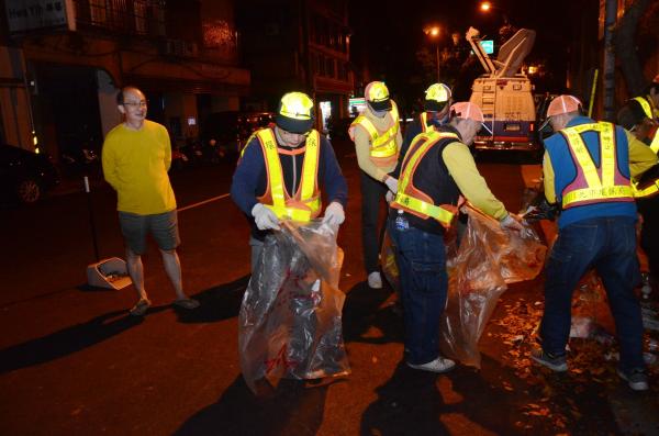 民進黨立院黨團總召柯建銘深夜現身，為這次的學運做「最後巡禮」。（記者宋小海攝）