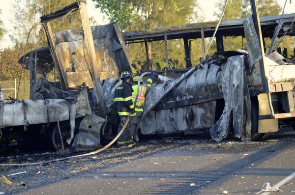 加州北部發生一起卡車撞校車意外釀10死，遭撞巴士起火燃燒，車體嚴重變形。（路透）