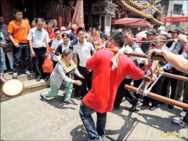 副四媽祖昨日上午抵達北港，北管、鑼鼓隊等陣頭為副四媽鑾駕開道，並有信徒自戴紙枷鎖，跪在副四媽祖鑾駕前祈福。（記者陳燦坤攝）