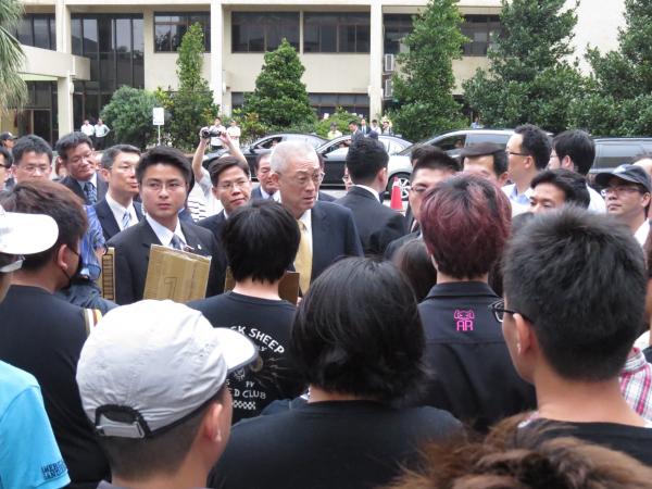 副總統吳敦義今天（13日）前往海大出席活動，下車時遇到「海大服貿關注議題陣線」成員抗議，吳敦義趨前主動與學生溝通，10分鐘後，雙方話不投機便轉身離去。（記者俞肇福攝）