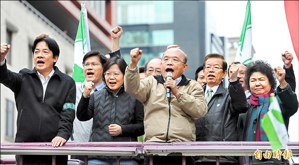 民進黨主席蘇貞昌昨拋出震撼彈，宣布不參選連任，前黨主席謝長廷隨後也聲明「退選不登記」；前黨主席蔡英文肯定蘇謝對台灣民主的付出，並表態願意「堅定承擔」。圖為上月廿日反黑箱服貿期間，蘇蔡謝三人在民進黨發動包圍立法院行動中同台。（資料照，記者羅沛德攝）