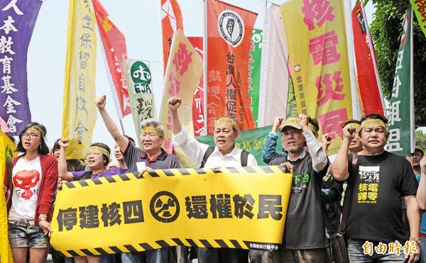 全國廢核平台昨日在凱道前舉辦「停建核四、還權於民、全國串連、遍地烽火」記者會，提出停建核四，核一、二、三廠儘速除役，以及還權於民、下修鳥籠公投法門檻等訴求，並向馬政府下通牒，準備在廿六日起無限期包圍總統府。（記者劉信德攝）