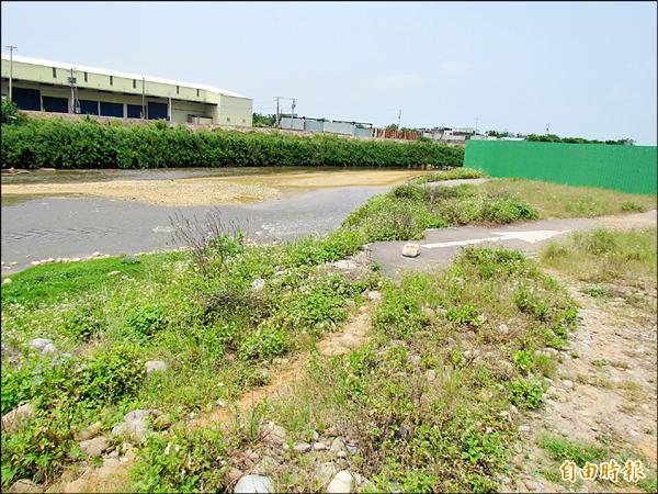 河濱公園部分自行車道已被沖垮。（記者薛翰駿攝）