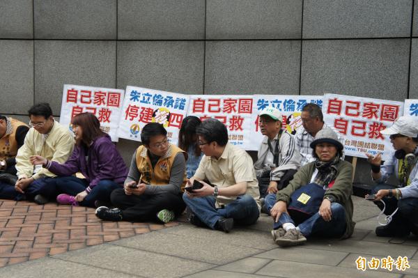 台聯號召反核民眾到新北市政府前靜坐抗議。（記者賴筱桐攝）