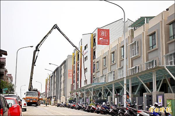 中正大學校外有許多宿舍供學生住宿，不少宿舍還在興建中。（記者林宜樟攝）