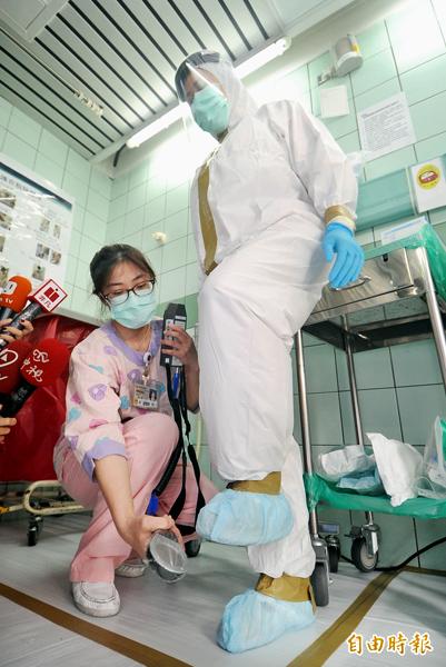 立法院衛環委員會委員昨日前往台大醫院考察核災應變機制，院方在急診室設置了檢傷、沖洗室等防災應變設施。（記者廖振輝攝）