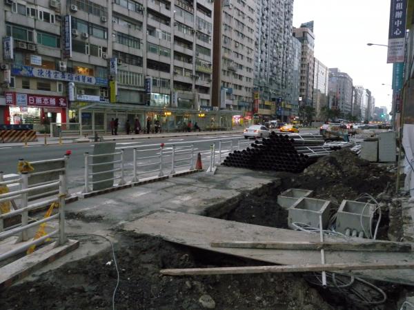 松山線年底將通車，南京東路路型未來會加寬人行道，並搭配自行車道。（資料照，記者吳亮儀攝）