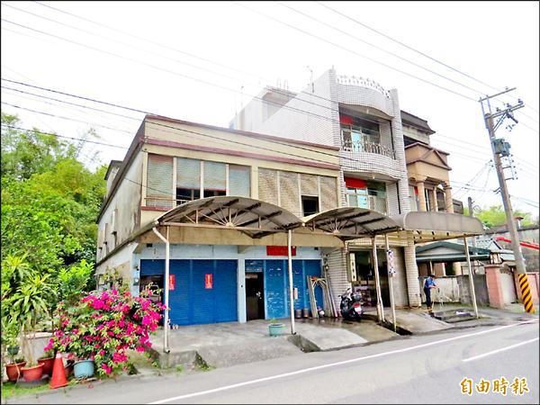 陳男住家緊鄰濱海公路，後方又有防風林，很難看出這是「海岸一定限度內土地」。（記者王揚宇攝）