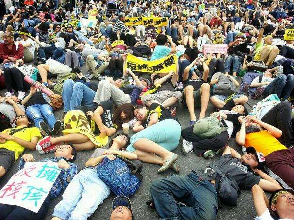 下午4時40分許，民眾攻陷忠孝西路雙向車道，現已陸續「躺下」，模擬核災演習。（記者陳志曲攝）