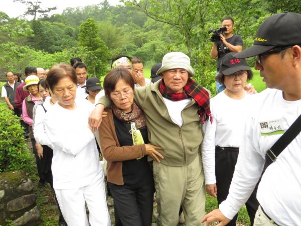 林義雄在親友攙扶陪同下，從義光教會回到宜蘭林家墓園祭祖。，但返回教會不久就因身體不適到台大醫院救醫。（記者王揚宇攝）